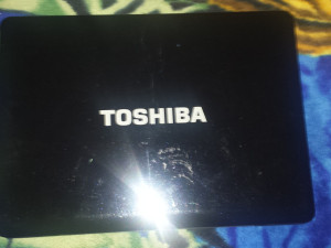 laptop toshiba  17" dual core harmon kardon zvucnici