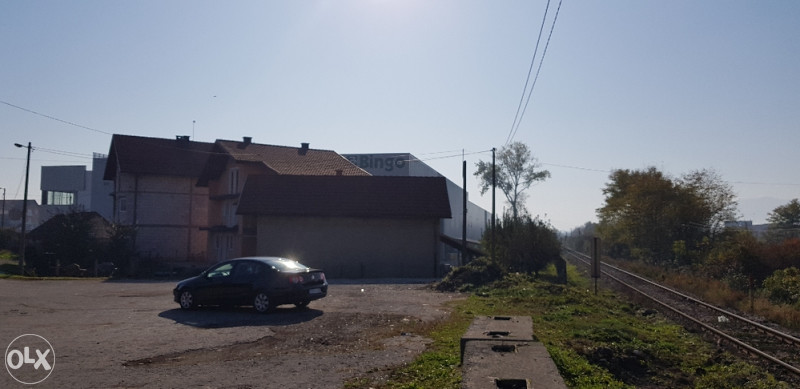 Prodaja placa u Živinicama , uz magistralnu cestu. 2