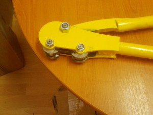 Aparat sa stezaljkom za čelicnu traku