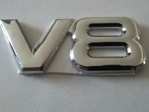 Natpis - V 8 - metalni
