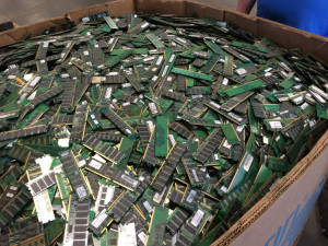 RAM MEMORIJA -POZLAĆENI KONTAKTI