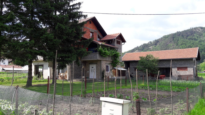 Kuća sa okućnicom 2