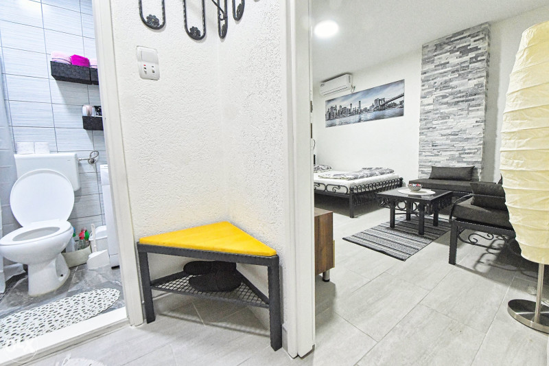 STAN NA DAN (GARSONJERA) TUZLA 066 749 844 8