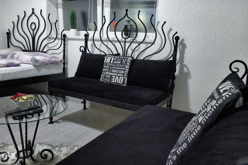STAN NA DAN (GARSONJERA) TUZLA 066 749 844 2