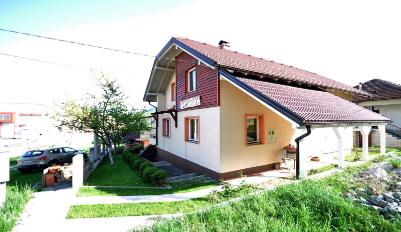 NOVOIZGRAĐENA KUĆA NA MOSTARSKOM RASKRŠĆU