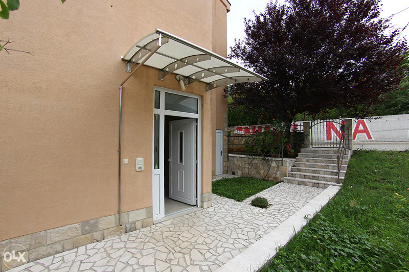 Kuća sa poslovnim prostorom i dva stana u Cimu 5