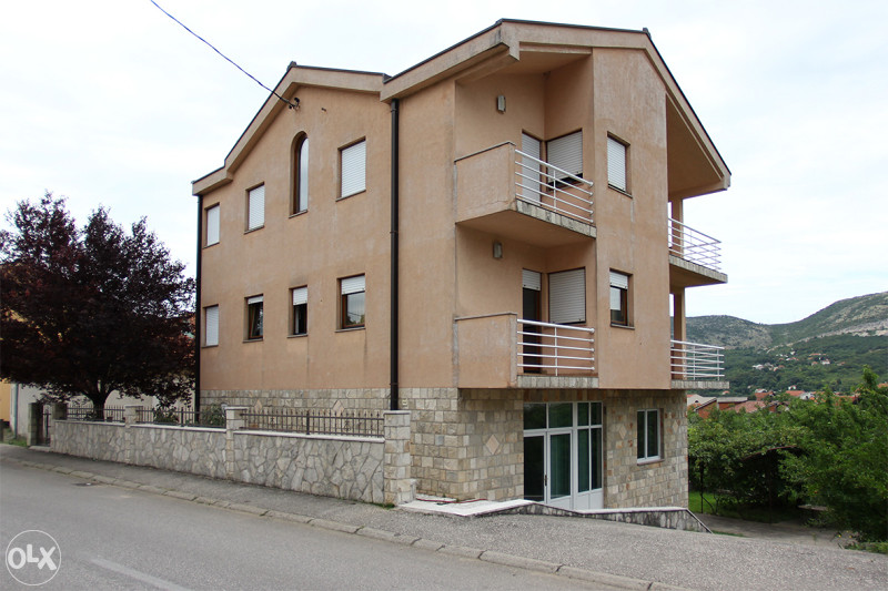 Kuća sa poslovnim prostorom i dva stana u Cimu