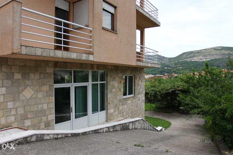 Kuća sa poslovnim prostorom i dva stana u Cimu 2