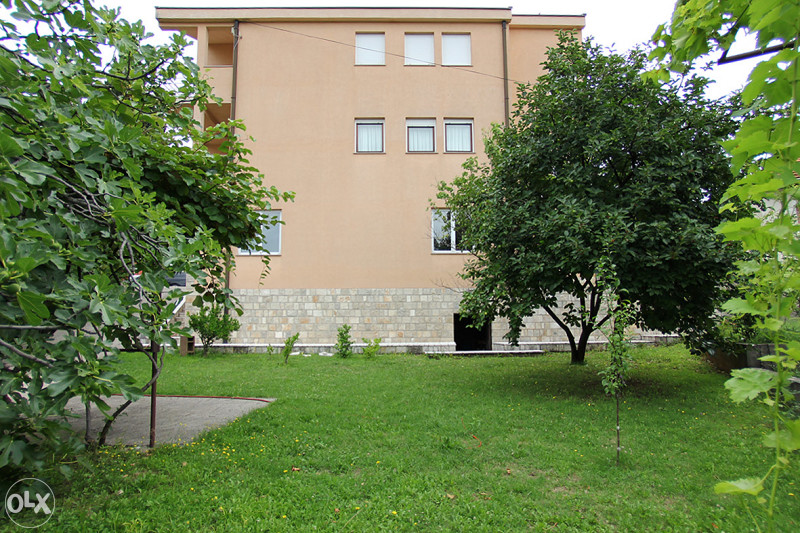 Kuća sa poslovnim prostorom i dva stana u Cimu 17