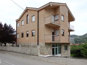 Kuća sa poslovnim prostorom i dva stana u Cimu