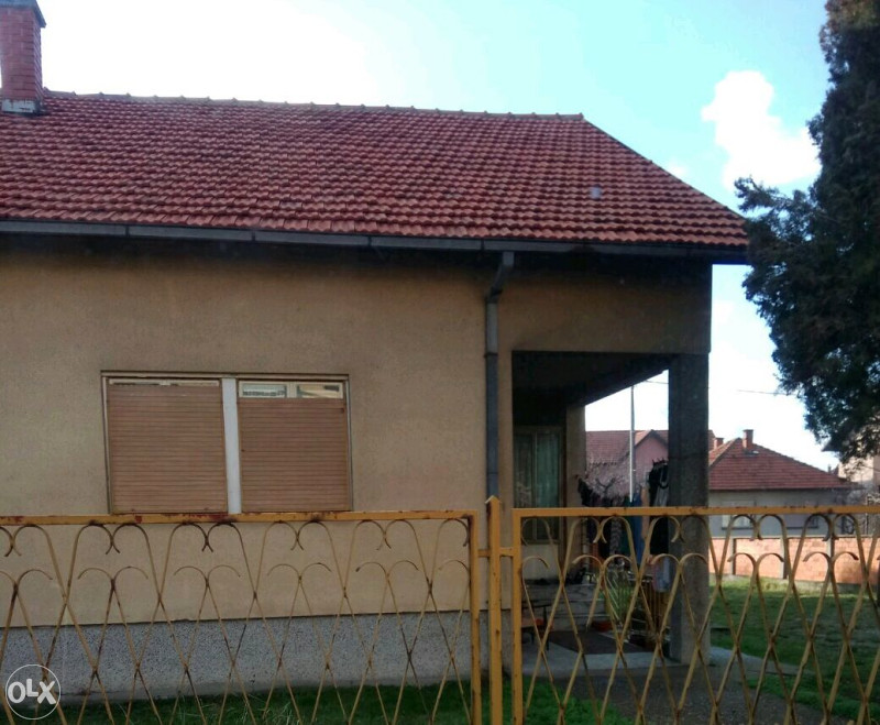 Prizemna kuća u Bijeljini sa dva ulaza