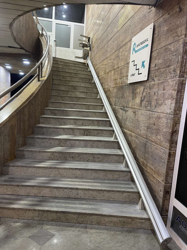 lift za invalide-lift stolice za stepenice BRUNO elan