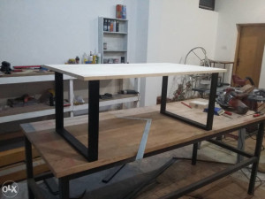 Klub stol sa metalnim nogama