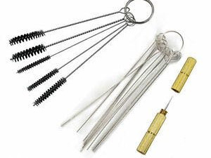 Alat za ciscenje spricaljki na autu