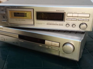 Onkyo  kasetni dek i  ONKYO pojačalo sa ugrađenim cd čitačem