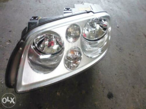 VW Caddy 04-10 far desni sa motorom i krom L+D na stanju