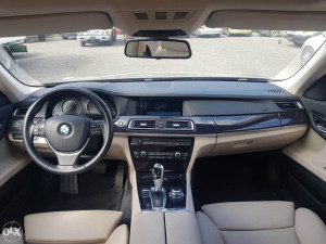 Bmw 750i f01 dijelovi kompletan u dijelovima