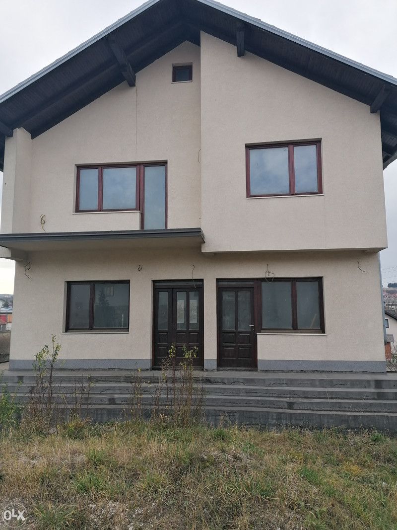 Kuca sa poslovnim prostorom i okucnicom - Sokolac 2