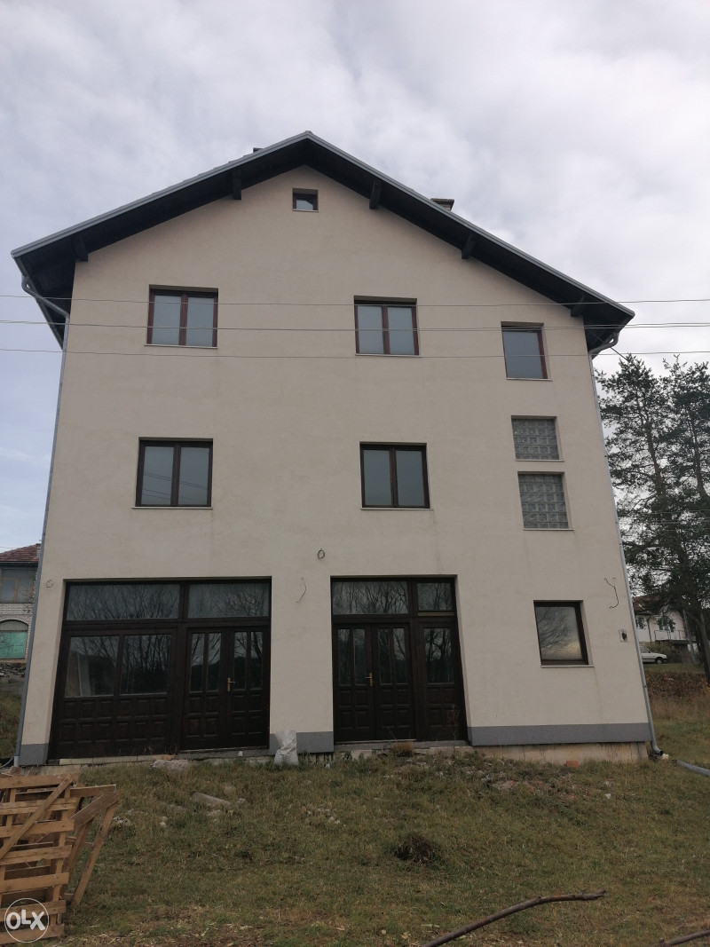 Kuca sa poslovnim prostorom i okucnicom - Sokolac