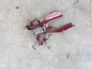 Baglame sarke nosaci prednje haube Nissan Juke