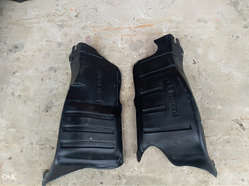 Pvc nosaci ljevi - desni za zastitu motora golf 4,