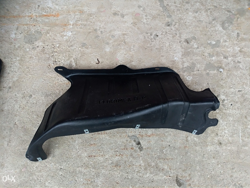 Pvc nosaci ljevi - desni za zastitu motora golf 4,