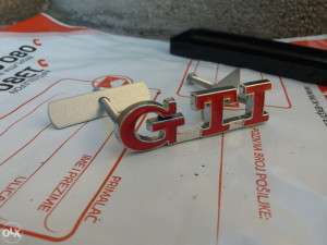 ZNAK GTI ZA MASKU PREDNJI CRVENI METALNI VW