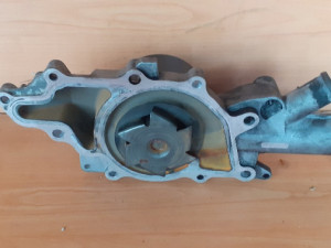Vodena pumpa mercedes c e klasa w210 w211 w203 w163