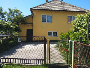 Family house with garage and orchard