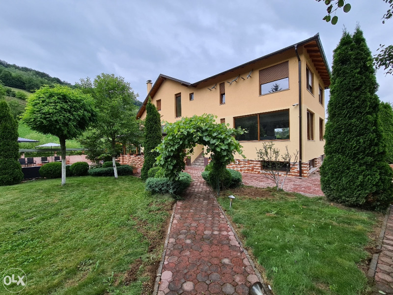 Prodaja kuća/vila sa Bazenom i pratećim sadržajima