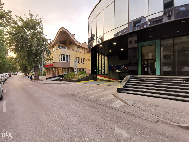 Luksuzni apartman sa parkingom u zgradi Mellain stan na dan Tuzla 24