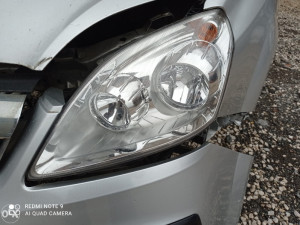 Opel Zafira lijevi far