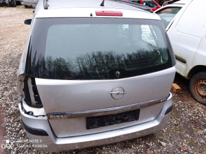 Opel Zafira zadnja hauba