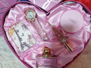 Poklon zenski set u obliki srca