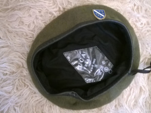 Zelena beretka ARBiH sa metalnom oznakom ljiljan