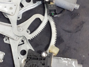 Podizac stakla motoric mercedes c klasa w202 1999