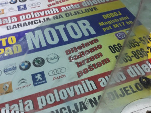 Staklo vrata prednje desno renault clio,klio3 08god.