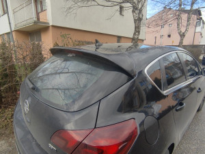 Opel Astra J spoiler spojler gepeka Lak Crna GG