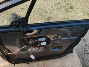 PREDNJA DESNA VRATA STAKLO PEUGEOT 307 AVA 14261