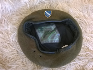 Zelena beretka ARBiH sa oznakom ljiljan
