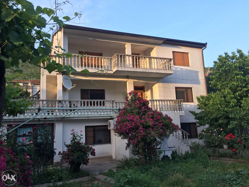 Kuća sa 3 odvojena stana-investicija, 10 minuta od Starog mosta