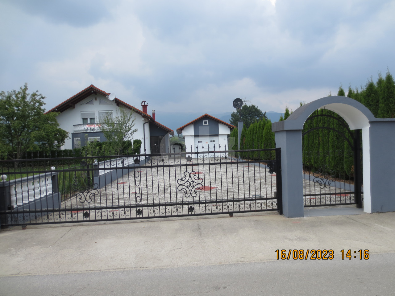 KUCA I GARAŽA  UREĐENA I NAMJESTENA