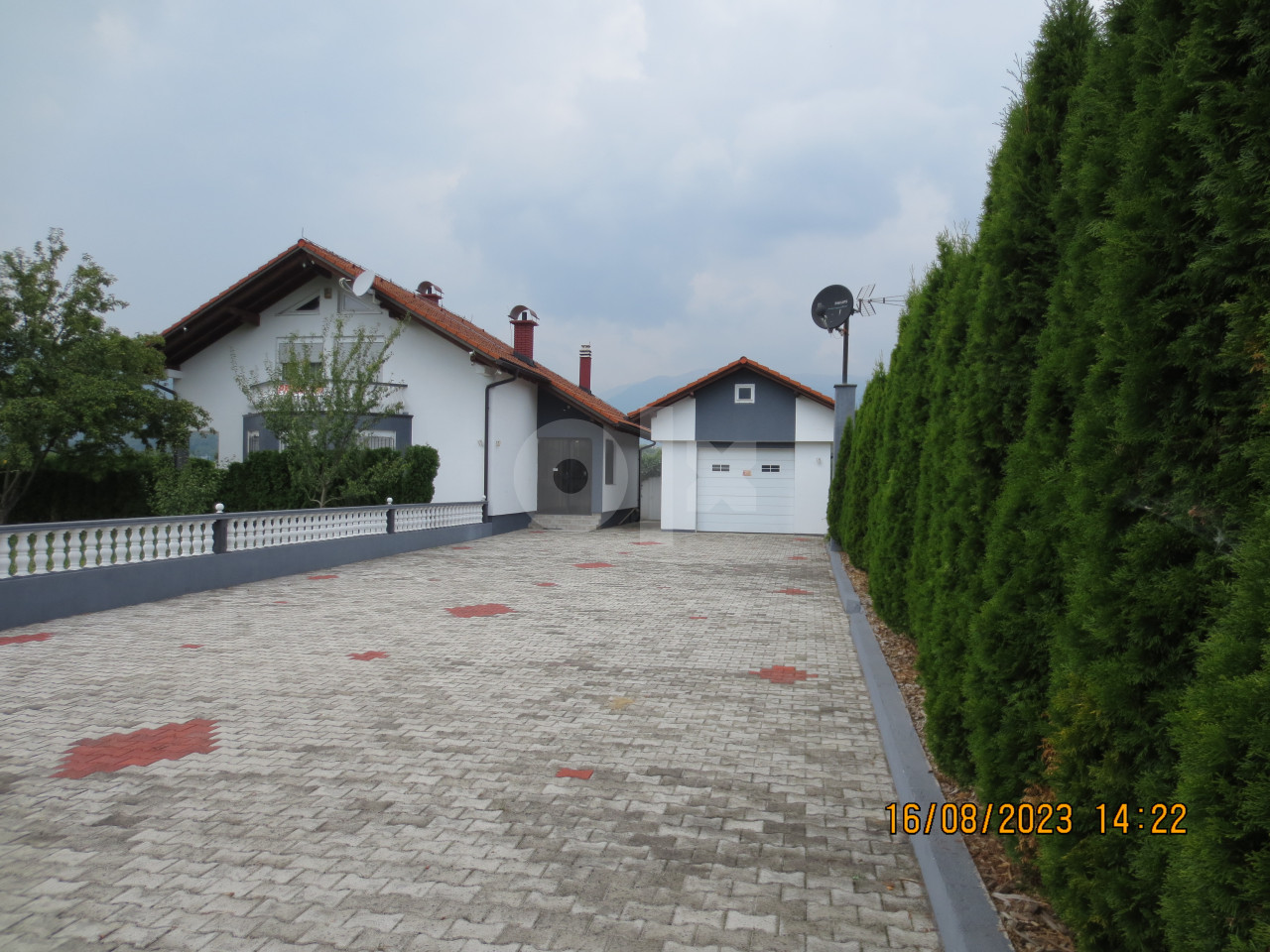 KUCA I GARAŽA  UREĐENA I NAMJESTENA 13
