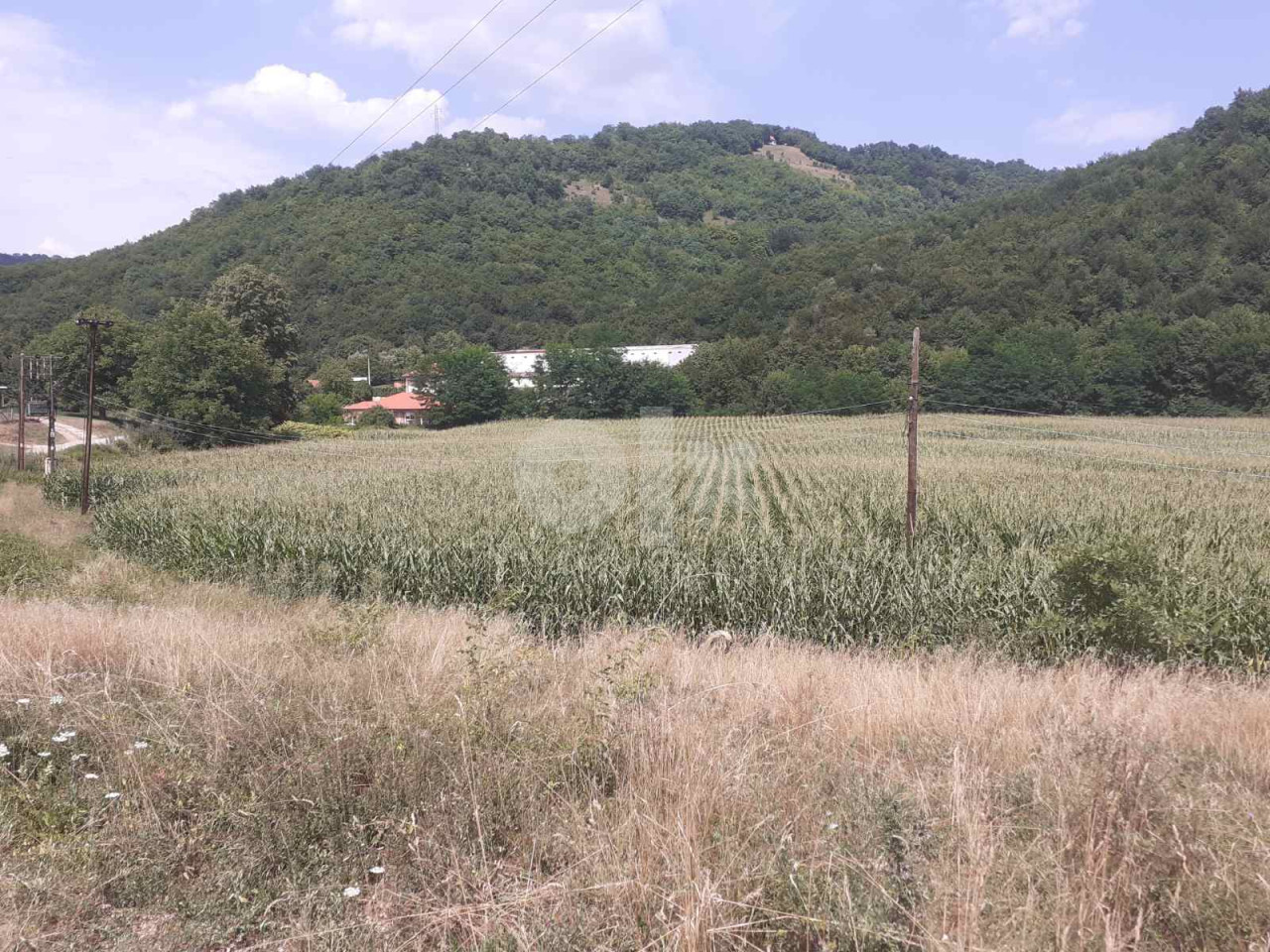PRODAJEM 20 DUL.ZEMLJE PORED ASFALTA I RIJEKE.