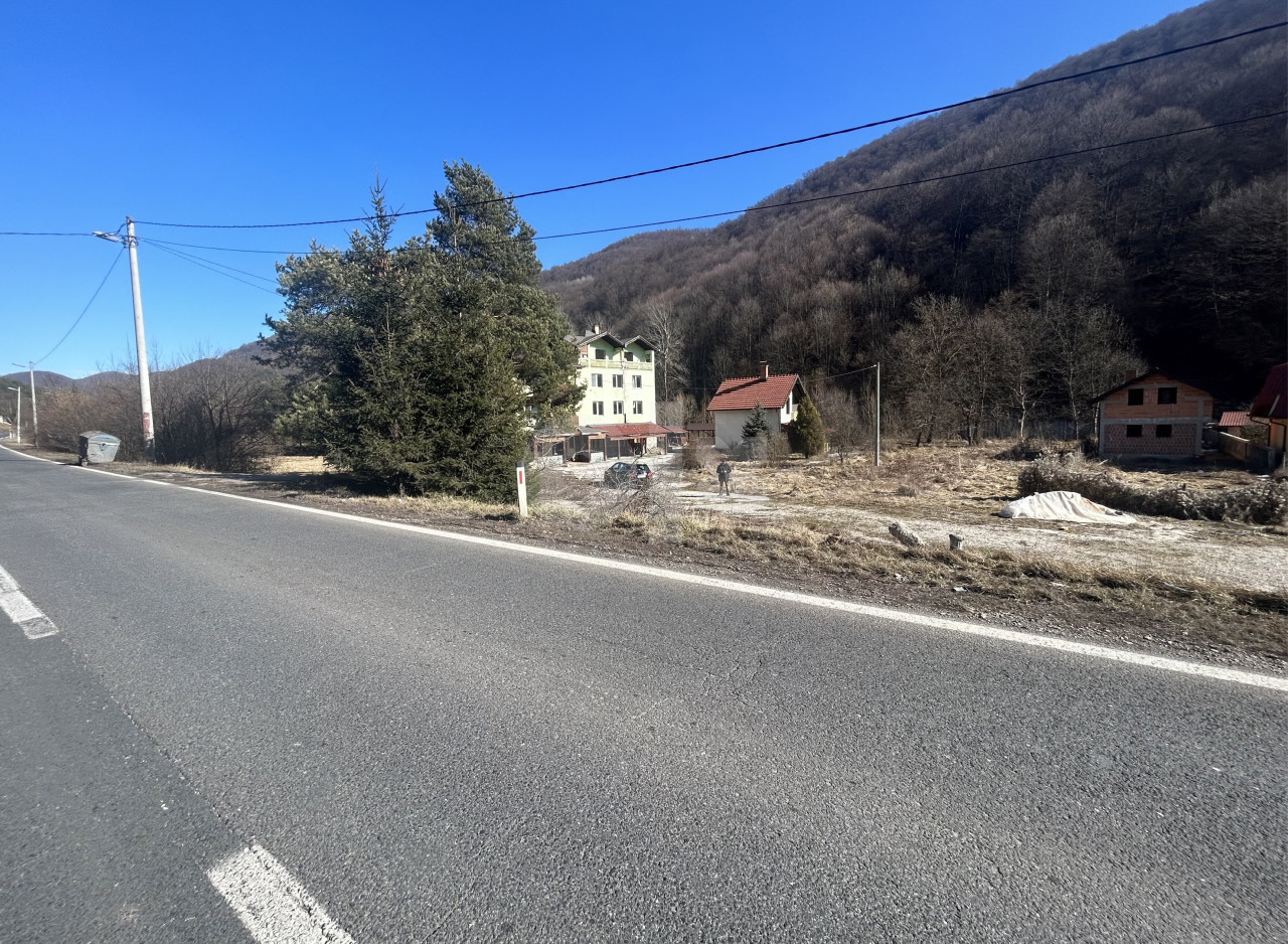 GRUNT - Zemljiste Semizovac 900 m2 uz rijeku 7