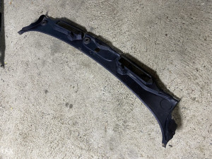 Slivnik ispod sajbe bmw e90 e91 plastika ispod sajbe