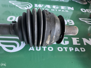 Poluosovina Mercedes W246 2011 (fotografija 1)