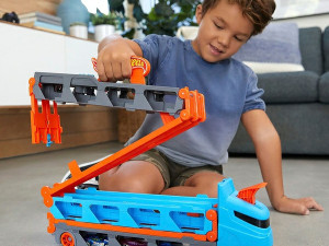 Hot Wheels mega transporter sa stazom GVG37