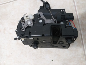 GOLF 4 BRAVA ZABRAVAK PREDNJA LIJEVA 062/266-333