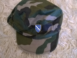 Kapa ARBiH sa metalnom oznakom ljlijan